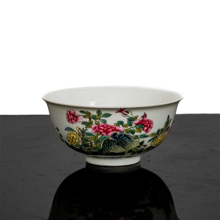 Ciotola famille rosa con decori a motivi floreali, Qing , Dinastia Kangxi Yuzhi , periodo