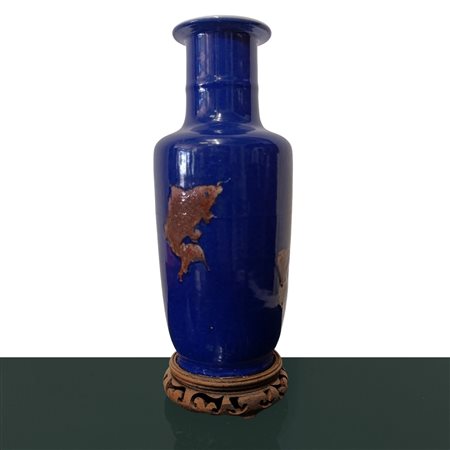 Vaso blu con base in legno con tre pesci rossi dipinti, Qing , Dinastia