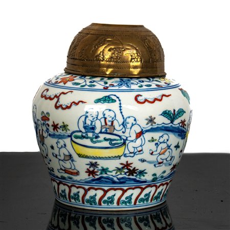 Vaso ceramica Doucai decorato con scene di genere con coperchio in metallo, Qing , Dinastia
