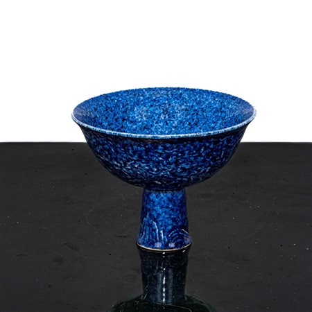 Alzata in ceramica blu scolpita con motivi a dragone, Ming , Dinastia