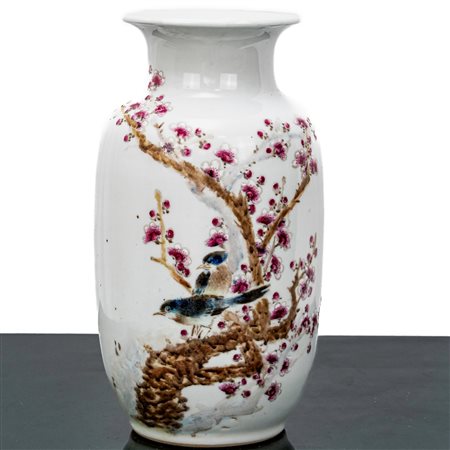 Vaso cinese dipinto sul fronte con fiori di pesco e uccello, 19°/20° secolo