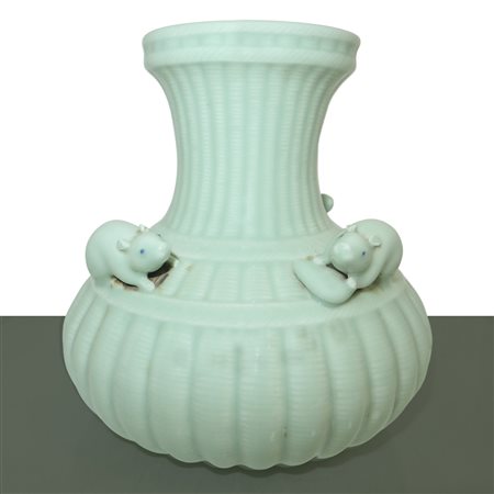 Vaso cinese con decori a forma di animali, From qing qian lon nian zhi