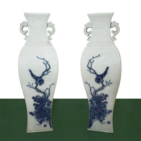 Coppia di vasi a sfondo bianco con decori floreali blu, Repubblica of Cina