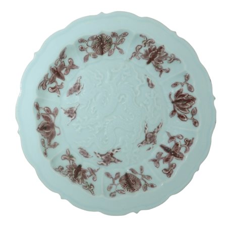 Piatto nei toni celeste e marrone con bassorilievo di drago, Yuan , Dinastia, Cina