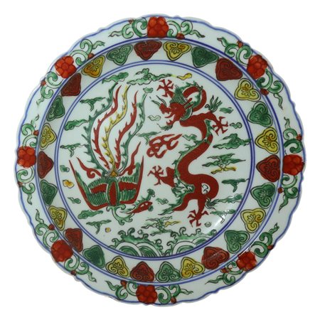 Piatto con decoro policromo di drago e fenice, Yuan or Ming