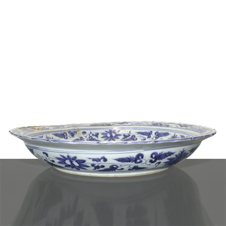 Grande piatto cinese in ceramica bianca con scene di personaggi storici dipinte in blu, Yuan , Dinastia