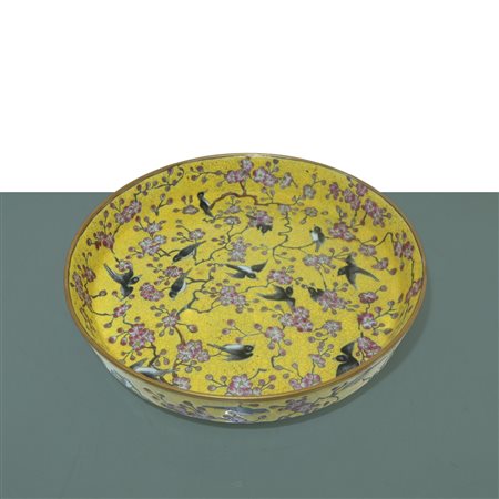 Ciotola gialla con decori di rondini in smalti cloisonnet, Qinq , Dinastia Tongzhi , periodo nian zhi