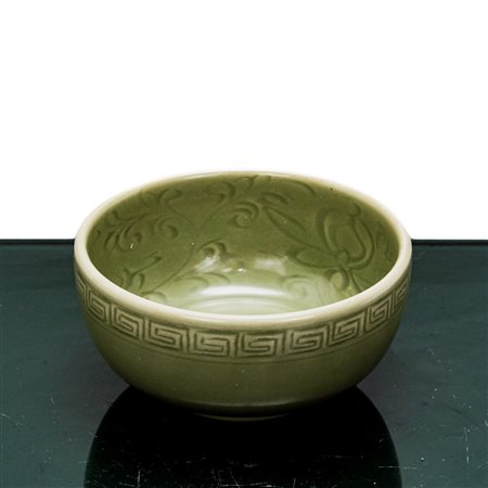 Ciotola cinese verde con decorazioni, Ming , Dinastia