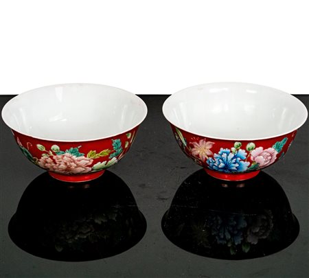 Coppia di ciotole famille Rose in smalto rosso con motivi decorativi di Peonie, Qing , Dinastia