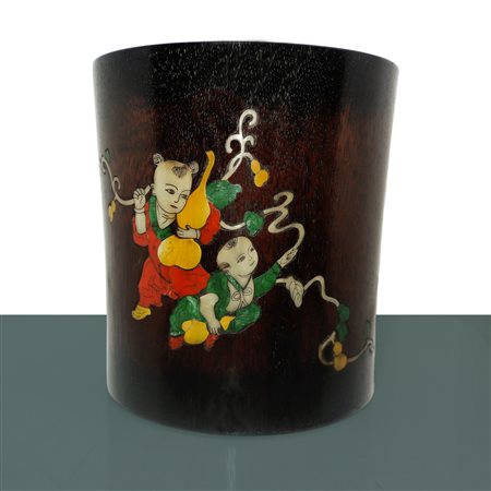 Portapennelli in legno con decoro intagliato con inserti di pietre dure, Cina, 19° secolo