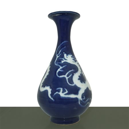 Vaso Yu hu chun, nei toni del blu con decorazioni raffigurante draghi, Yuan , Dinastia