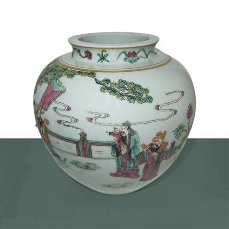 Vaso con decori policromi su sfondo bianco, Qing , Dinastia
