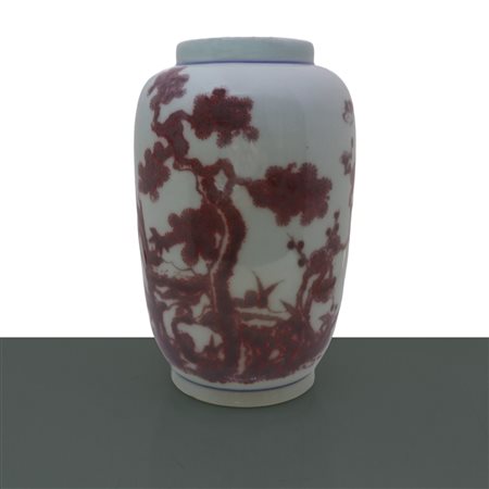 Vaso in porcellana smaltata nei toni bianco rosso e perfilo blu