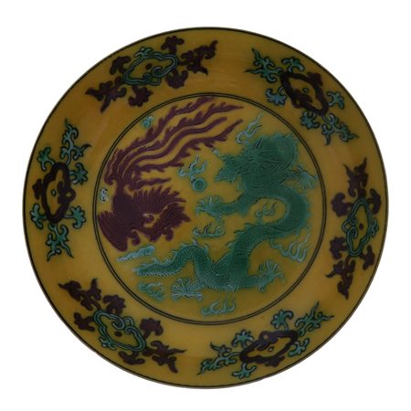 Piatto fondo giallo con raffigurazioni di drago e fenice nei toni verde e marrone, Qing , Dinastia
