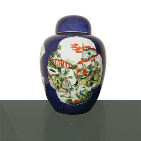 Poutiche cinese in porcellana blu con scene di battaglia sul fronte e sul retro