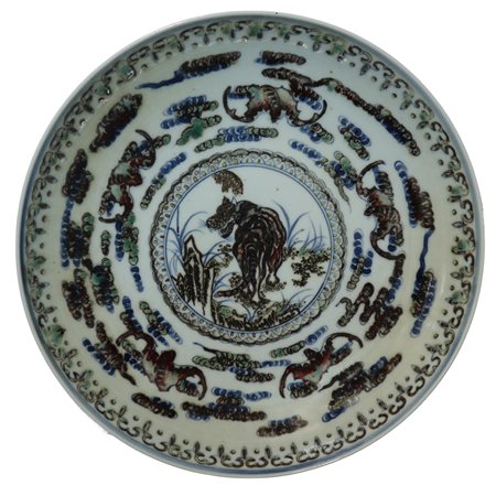 Piatto cinese in porcellana cn tigre al centro e decori, Ming , Dinastia style