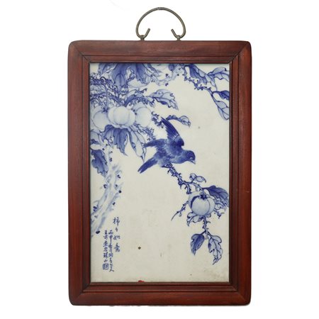 Bu  Weng (Fengcheng 1898 - 1968)  - Mattonella cinese in ceramica bianca dipinta con uccelli e frutti e iscrizione nei toni del blu