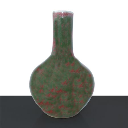 Bottiglia in smalto screziato nei toni rosso e verde, Qing , Dinastia, 19° secolo.