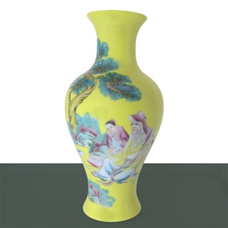 Bottiglia nei toni del giallo con raffigurazioni policrome di personaggi, 19° secolo