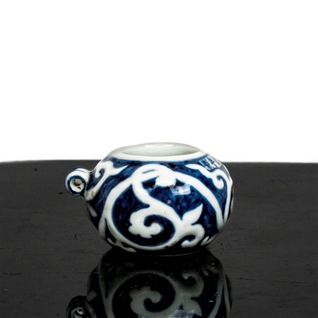 Piccola mangiatoia per uccelli in porcellana bianca con decori e iscrizioni blu, Qing , Dinastia