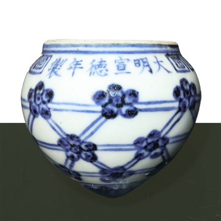 Piccolo barattolo cinese per cibo per uccelli in porcellana decorata blu e bianca con iscrizioni, Ming , Dinastia
