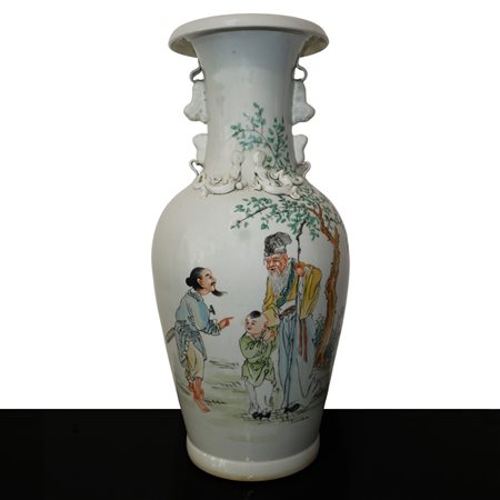 Vaso cinese Qian Jiang con decorazione a rilievo sul collo e raffigurazione di scene di vita sul fronte, 19°/20° secolo