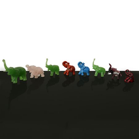 Gruppo di 8 piccoli elefantini