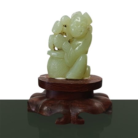 Guanin in giada verde intagliata, 19° secolo