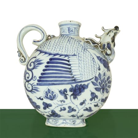 Teiera cinese modellata a forma di uccello decorata nei toni del blu e del bianco