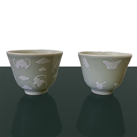 Piccole ciotole con decori bianchi di farfalle in rilievo, Repubblica , periodo 20° secolo