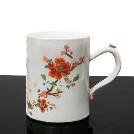 Tazza da te, famiglia rosa, con decori floreali e decori sul manico, Qianlong 18° secolo