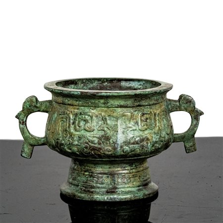 Bruciatore di incenso in rame con decori a rilievo