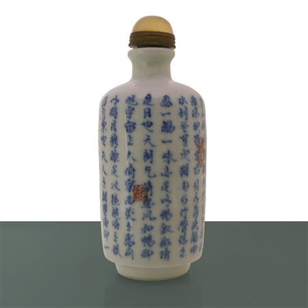 Portatabacco invetriato con fondo bianco e inscrizioni nei toni del blu, Qing , Dinastia