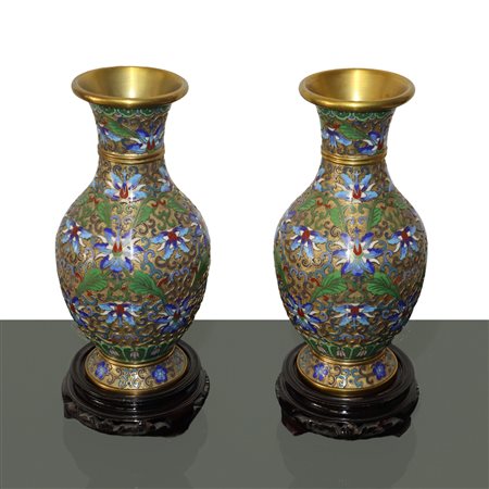 Coppia di vasi in metallo con smalti cloisonnet blu e bianchi