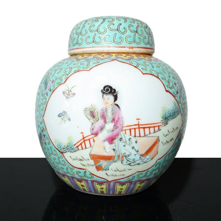 Poutiche cloisonnet portazenzero con scene di genere sul fronte e sul retro