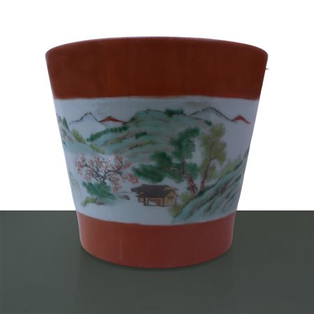 Vaso smaltato nei toni bianco e arancione con decori policromi, 19°/20° secolo