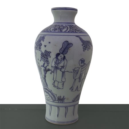 Bottiglia in stile dinastia Qing, nei toni bianco e blu con raffigurazione di personaggi, 19° secolo