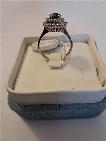 Anello in oro con zaffiro e diamanti