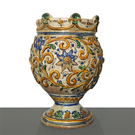 Coppa a torrione in maiolica di Caltagirone decorazione plastica nei colori giallo blu e verde su fondo bianco, fine 18°/19° secolo