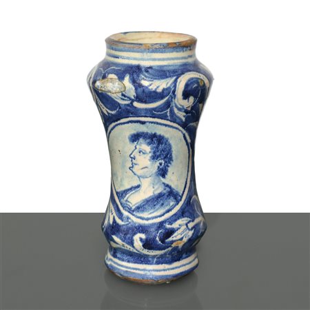 Albarello in ceramica di Caltagirone dipinto nei toni del bianco e blu, 18° secolo