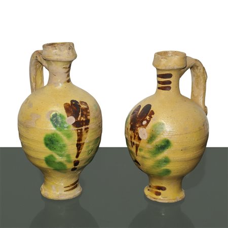 Coppia di orcioli con manico, primi 20° secolo.