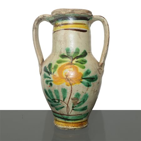 Anfora biansata in maiolica di Caltagirone con fiore policromo sul fronte