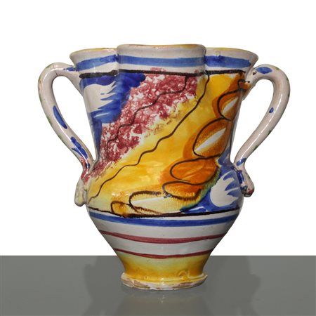 Vaso policromo biansato in maiolica di Caltagirone con bocca smerlata, 20° secolo