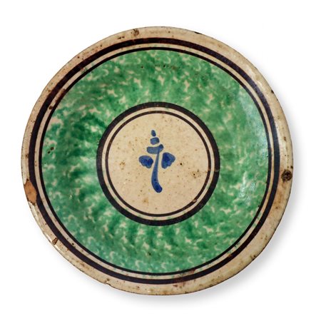 Piatto di Caltagirone spugnato verde  e decorato al centro con fiore, primi 20° secolo