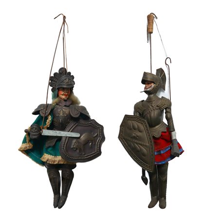 N°2 Pupi siciliani paladini con armatura in lamierino stampato e abiti in tessuto