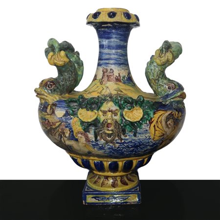 Vaso biansato in maiolica di Caltagirone policroma invetriato e smaltato policromo con figure zoomorfe ai lati dei manici e divinità fluviale al fronte da ambo i lati