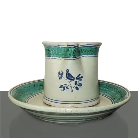 Alessi Ceramiche - Versatotoio in maiolica di Caltagirone con uccellino sul fronte con piatto in maiolica di Caltagirone con il medesimo decoro, 20° secolo