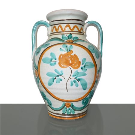 Giacomo Lo Bianco - Quartara in ceramica di Caltagirone smaltata e dipinta policroma sui toni dell'arancione e del verde con fiore sul fronte, 20° secolo