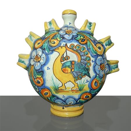 Ernesto Boria - Borraccia in maiolica di Caltagirone smaltata e dipinta policroma con pavone sul fronte, 20° secolo