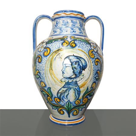 DIFRA Ceramiche  di Bartolomeo Frazzetta - Vaso biansato in maiolica di Caltagirone dipinto policromo con decori floreali e volto femminile sul fronte, 20° secolo